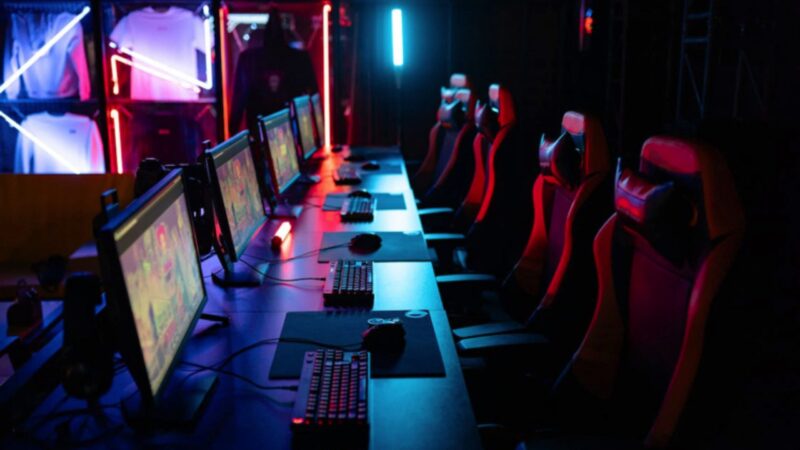 The Emergence and Development of Competitions in Computer and Browser Games: From the First Attempts to Esports